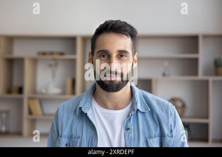 Positif beau jeune homme d'entrepreneur latin debout pour tir de tête Banque D'Images