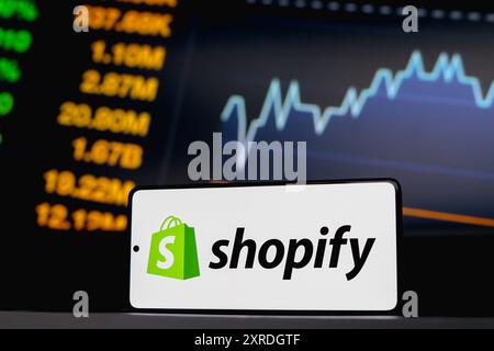 Paraguay. 09 août 2024. Dans cette illustration photo, le logo Shopify est affiché sur l'écran d'un smartphone. Crédit : SOPA images Limited/Alamy Live News Banque D'Images