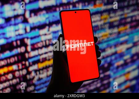 Paraguay. 09 août 2024. Dans cette illustration photo, le logo Fortinet est affiché sur l'écran d'un smartphone. Crédit : SOPA images Limited/Alamy Live News Banque D'Images