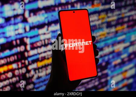 Paraguay. 09 août 2024. Dans cette illustration photo, le logo Fortinet est affiché sur l'écran d'un smartphone. (Photo de Jaque Silva/SOPA images/SIPA USA) *** strictement à des fins éditoriales *** crédit : SIPA USA/Alamy Live News Banque D'Images