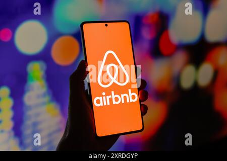 Paraguay. 09 août 2024. Dans cette illustration photo, le logo Airbnb, Inc est affiché sur l'écran d'un smartphone. (Photo de Jaque Silva/SOPA images/SIPA USA) *** strictement à des fins éditoriales *** crédit : SIPA USA/Alamy Live News Banque D'Images