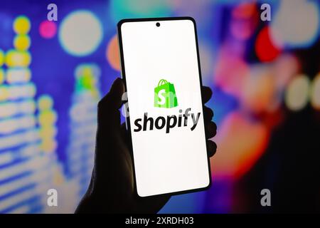 Paraguay. 09 août 2024. Dans cette illustration photo, le logo Shopify est affiché sur l'écran d'un smartphone. (Photo de Jaque Silva/SOPA images/SIPA USA) *** strictement à des fins éditoriales *** crédit : SIPA USA/Alamy Live News Banque D'Images