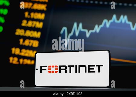 Paraguay. 09 août 2024. Dans cette illustration photo, le logo Fortinet est affiché sur l'écran d'un smartphone. (Photo de Jaque Silva/SOPA images/SIPA USA) *** strictement à des fins éditoriales *** crédit : SIPA USA/Alamy Live News Banque D'Images