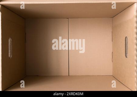 Vue rapprochée au-dessus de la boîte à colis vide ouverte Banque D'Images