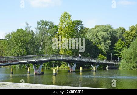 Le canal Elbe-Trave est une voie navigable artificielle de 64 kilomètres qui relie la baie de Lübeck au cours inférieur de l'Elbe, en Allemagne. Banque D'Images