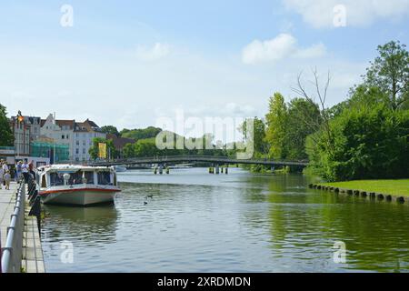 Le canal Elbe-Trave est une voie navigable artificielle de 64 kilomètres qui relie la baie de Lübeck au cours inférieur de l'Elbe, en Allemagne. Banque D'Images