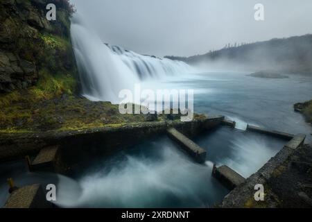 Cascade de Faxafoss sur la rivière Faxi, en Islande, endroit moins connu, sombre jour de pluie Banque D'Images