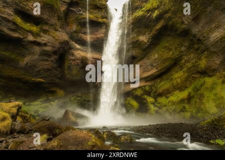 Cascade de Kvernufoss en Islande, située près de Skogafoss, dans une gorge cachée, belle détination Banque D'Images