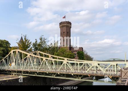 Cologne, Allemagne - 28 septembre 2023 : Tour Malakoff et pont tournant piétonnier historique à Cologne, Rhénanie du Nord-Westphalie, Allemagne. Banque D'Images