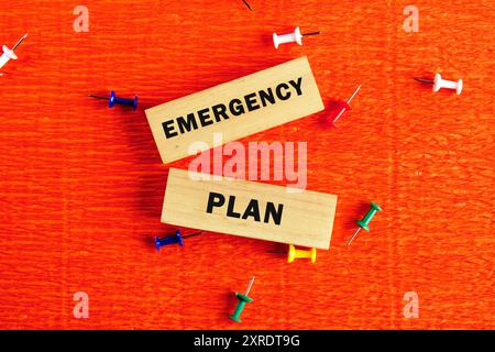 Concept financier. PLAN D'URGENCE L'inscription sur les blocs sur un fond orange Banque D'Images