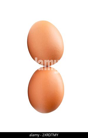 La vue de face de deux œufs de poule bruns frais dans la pile est isolée sur fond blanc. Banque D'Images