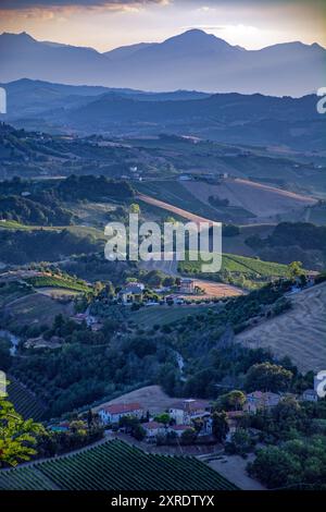 Paysage en Italie au crépuscule, région des Marches, province d'Ascoli Piceno, coucher de soleil du village de Ripatransone Banque D'Images