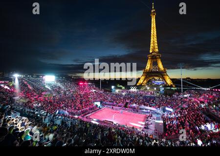 Paris, France. 09 août 2024. Vue générale du stade de la Tour Eiffel au coucher du soleil lors du match de Beach volley médaillé d’or féminin entre le Brésil et le Canada lors des Jeux Olympiques de Paris 2024 au stade de la Tour Eiffel à Paris le 9 août 2024. Photo Raphael Lafargue/ABACAPRESS. COM Credit : Abaca Press/Alamy Live News Banque D'Images