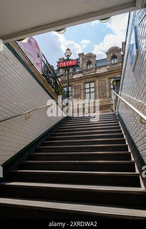 Paris, France - 2 août 2024 : vue d'une sortie typique de métro pittoresque à Paris France Banque D'Images