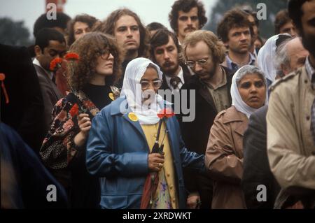 Funérailles de Blair Peach 13 juin 1979 Southall, West London. Au cimetière, les membres de la communauté asiatique, collègues et amis (8000 personnes ont assisté ) font la queue laissant des oeillets rouges à sa tombe. Southall, Londres, Angleterre des années 1970 HOMER SYKES.. Banque D'Images