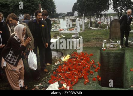 Funérailles de Blair Peach 13 juin 1979 Southall, West London. Au cimetière, des membres de la communauté asiatique laissent des œillets rouges sur sa tombe. Southall, Londres, Angleterre des années 1970 HOMER SYKES. Banque D'Images