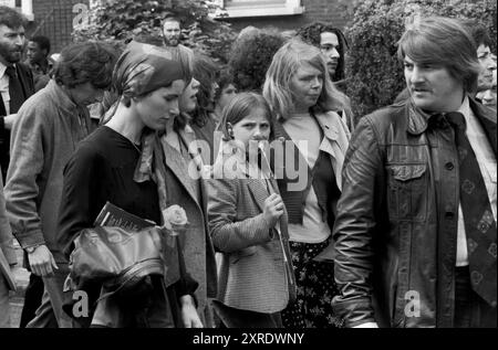 Celia Stubbs épouse de fait de Blair Peach (cheveux blonds) à ses partenaires funéraires et leur fille Rebecca Holding rose. Marchez en procession derrière le cercueil sur la route vers le cimetière. Southall, Londres, Angleterre 13 juin 1979. ANNÉES 1970 ROYAUME-UNI HOMER SYKES Banque D'Images