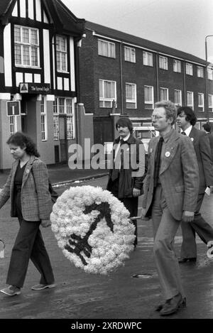 Hommage floral de l'anti Nazi League (ANL) porté dans le cortège funèbre de Blair Peach qui a été tué en avril 1979 lors d'une manifestation anti-Front national à Southall, dans l'ouest de Londres. Blair Peach était un membre actif de la Ligue anti-nazie et de l'Inner London Teachers Association. Southall, Londres, Angleterre 13 juin 1979. ANNÉES 1970 ROYAUME-UNI HOMER SYKES Banque D'Images