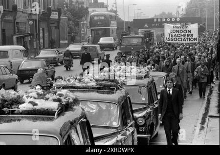 Les funérailles de Blair Peach, un enseignant de l'est de Londres, tué en avril 1979 lors d'une manifestation anti-Front national à Southall, dans l'ouest de Londres. Le cortège funéraire fait son chemin à travers Southall sur la route du cimetière. 10 000 y ont participé. Blair Peach était un membre actif de la Ligue anti-nazie et de l'Inner London Teachers Association. Southall, Londres, Angleterre 13 juin 1979. ANNÉES 1970 ROYAUME-UNI HOMER SYKES Banque D'Images