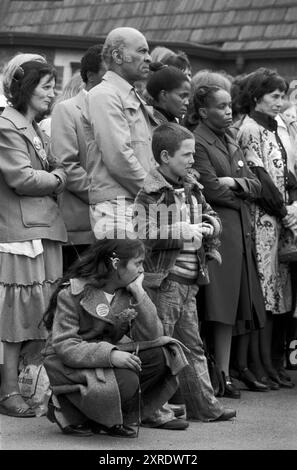 « Southall is Innocent Drop All charges », lit-on un badge à boutons épinglés sur un manteau de jeune fille. Blair Peach Funeral, un groupe de noirs britanniques pleurés et de collègues rendent hommage au cercueil. Southall, Londres, Angleterre 13 juin 1979. 1970S UK HOMER SYKES Banque D'Images