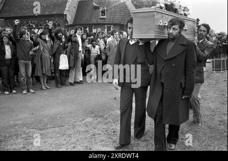 Funérailles de Blair Peach, professeur d'école de l'est de Londres, tué en avril 1979 lors d'une manifestation anti-Front national à Southall, dans l'ouest de Londres. Au cimetière pleurant alors que le cercueil passe, levez un poing serré en salut. Blair Peach était un membre actif de la Ligue anti-nazie et de l'Inner London Teachers Association. Southall, Londres, Angleterre 13 juin 1979. ANNÉES 1970 ROYAUME-UNI HOMER SYKES Banque D'Images