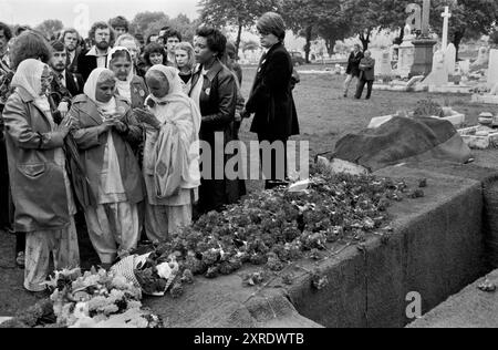 Funérailles de Blair Peach 13 juin 1979 Southall, West London. Au cimetière, des membres de la communauté asiatique laissent des œillets rouges sur sa tombe. Southall, Londres, Angleterre des années 1970 HOMER SYKES. Banque D'Images