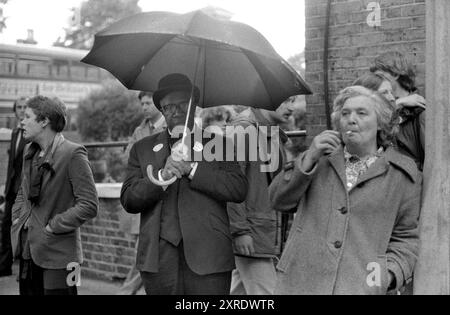 Des personnes en deuil bordent la rue à Southall, West London, pour les funérailles de Blair Peach. Southall, Londres, Angleterre 13 juin 1979 1970s UK HOMER SYKES Banque D'Images