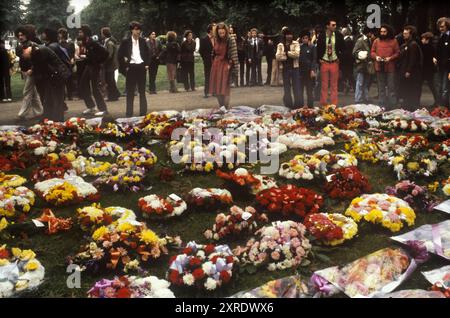 Blair Peach Funeral 1970s Royaume-Uni. Hommages floraux au cimetière Southall, Londres, Angleterre 13 juin 1979. HOMER SYKES Banque D'Images