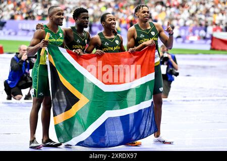 Bayanda Walaza, Bradley Nkoana, Shaun Maswanganyi, Akani Simbine d'Afrique du Sud célèbrent après avoir participé à la finale du relais 4 x 100 m masculin aux Jeux Olympiques de Paris 2024 au stade de France à Paris (France), le 9 août 2024. L’équipe Afrique du Sud s’est classée deuxième en remportant la médaille d’argent. Banque D'Images