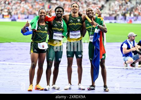 Bayanda Walaza, Bradley Nkoana, Shaun Maswanganyi, Akani Simbine d'Afrique du Sud célèbrent après avoir participé à la finale du relais 4 x 100 m masculin aux Jeux Olympiques de Paris 2024 au stade de France à Paris (France), le 9 août 2024. L’équipe Afrique du Sud s’est classée deuxième en remportant la médaille d’argent. Banque D'Images