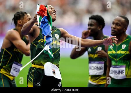 Shaun Maswanganyi, Bayanda Walaza, Bradley Nkoana, Akani Simbine d'Afrique du Sud célèbrent après avoir participé à la finale du Relais 4 x 100 m masculin aux Jeux Olympiques de Paris 2024 au stade de France à Paris (France), le 9 août 2024. L’équipe Afrique du Sud s’est classée deuxième en remportant la médaille d’argent. Banque D'Images