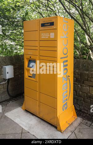 Amazon Locker dans Settle (supermarché à l'extérieur des cabines) pour permettre le ramassage des colis en libre-service. Banque D'Images