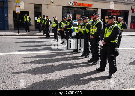 Policiers à Newcaslte, en prévision d'une manifestation d'extrême droite. Date de la photo : samedi 10 août 2024. Banque D'Images