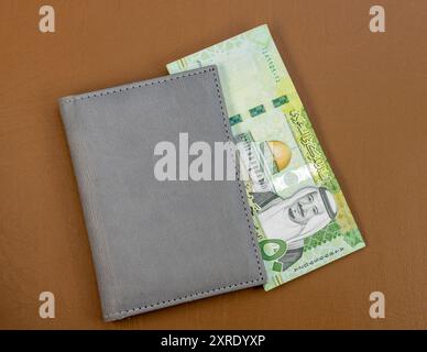 Arabie Saoudite cinquante riyals billet de banque dans un portefeuille sur fond de cuir marron Banque D'Images