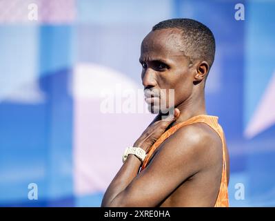 Paris, France. 10 août 2024. Abdi Nageeye après le marathon masculin aux Jeux Olympiques. Le marathon se déroule traditionnellement le dernier week-end des Jeux. ANP IRIS VAN DEN BROEK/Alamy Live News Banque D'Images