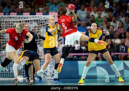 Danemark. 10 août 2024. La danoise Helena Elver et la suédoise Emma Lindqvist AS Denmark rencontrent la Suède en handball féminin dans le match de bronze du tournoi olympique au stade Pierre Mauroy de Lille, samedi 10 août 2024. (Photo : Mads Claus Rasmussen/Ritzau Scanpix) crédit : Ritzau/Alamy Live News Banque D'Images