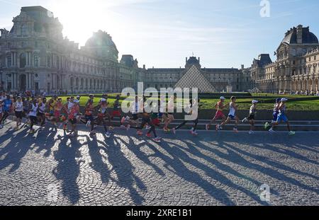 Paris, France. 10 août 2024. Les athlètes concourent lors du marathon masculin d'athlétisme aux Jeux Olympiques de Paris 2024 à Paris, France, le 10 août 2024. Crédit : Li Gang/Xinhua/Alamy Live News Banque D'Images