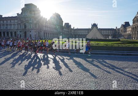 Paris, France. 10 août 2024. Les athlètes concourent lors du marathon masculin d'athlétisme aux Jeux Olympiques de Paris 2024 à Paris, France, le 10 août 2024. Crédit : Li Gang/Xinhua/Alamy Live News Banque D'Images