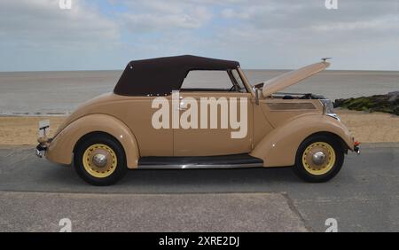 Vintage Ford Club Cabriolet garé sur la plage de promenade du front de mer et mer en arrière-plan. Banque D'Images