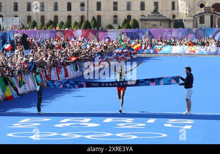 Paris, France. 10 août 2024. Tamirat Tola, éthiopien, franchit la ligne d'arrivée lors du marathon masculin d'athlétisme aux Jeux Olympiques de Paris 2024 à Paris, France, le 10 août 2024. Crédit : Li Gang/Xinhua/Alamy Live News Banque D'Images