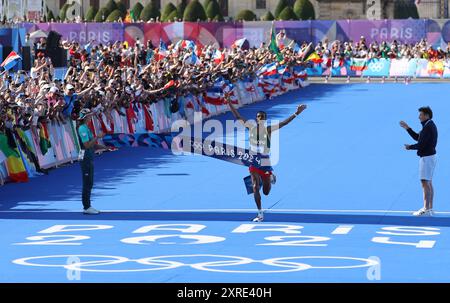 Paris, France. 10 août 2024. Tamirat Tola, éthiopien, franchit la ligne d'arrivée lors du marathon masculin d'athlétisme aux Jeux Olympiques de Paris 2024 à Paris, France, le 10 août 2024. Crédit : Li Gang/Xinhua/Alamy Live News Banque D'Images