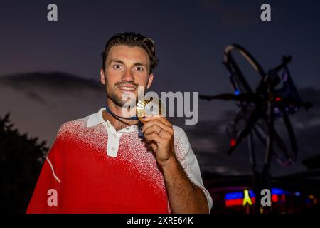 Vaires-sur-Marne, Paris. 9 août 2024. Martin Fuksa, de République tchèque, célèbre avec sa médaille d'or, en remportant la finale du 1000 m en simple canoë masculin aux Jeux Olympiques de Vaires-sur-Marne, Paris, France, le 9 août 2024. Crédit : Ondrej Deml/CTK photo/Alamy Live News Banque D'Images