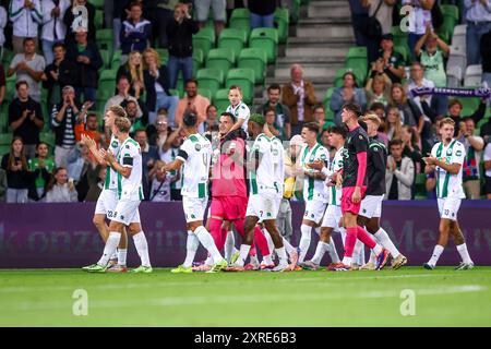 Groningen, pays-Bas. 09 août 2024. GRONINGEN, PAYS-BAS - 9 AOÛT : les joueurs du FC Groningen applaudissent pour les supporters lors du match néerlandais Eredivisie entre le FC Groningen et le NAC Breda à Euroborg le 9 août 2024 à Groningen, pays-Bas. (Photo de Pieter van der Woude/Orange Pictures) crédit : Orange pics BV/Alamy Live News Banque D'Images