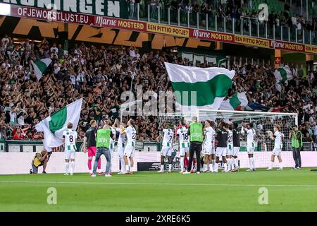 Groningen, pays-Bas. 09 août 2024. GRONINGEN, PAYS-BAS - 9 AOÛT : /les joueurs du FC Groningen célèbrent la victoire lors du match néerlandais Eredivisie entre le FC Groningen et le NAC Breda à Euroborg le 9 août 2024 à Groningen, pays-Bas. (Photo de Pieter van der Woude/Orange Pictures) crédit : Orange pics BV/Alamy Live News Banque D'Images