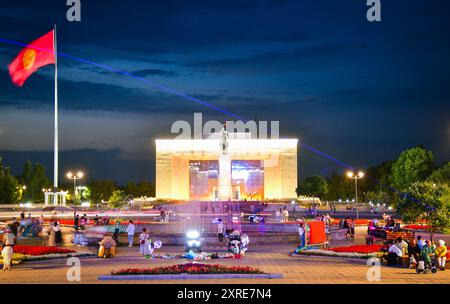 Bichkek, Kirghizistan - 25 septembre 2023 : visite touristique de la statue de Manas sur la place Ala-Too. Musée d'histoire d'État et fontaine avec touriste dans le squar de la ville Banque D'Images