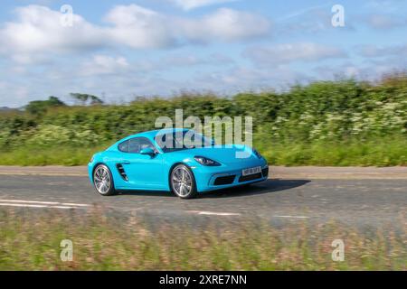 2018 Bleu Porsche 718 Cayman S-A, T 300 PDK Auto Start/Stop car Coupe essence 1988 cc Banque D'Images