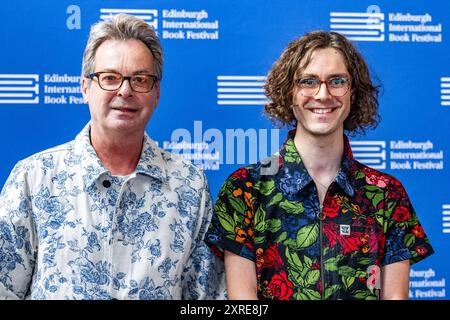 Édimbourg, Royaume-Uni. 10 août 2024 photo : Harry Woodgate, lauréat du Waterstones Children’s Book Prize et livre illustré pour enfants de l’année aux Book Awards, et Julian Clary, acteur et comédien primé. Le Festival international du livre d'Édimbourg se déroule du 10 au 25 août 2024 à son nouveau siège, Edinburgh futures Institute . Crédit : Rich Dyson/Alamy Live News Banque D'Images