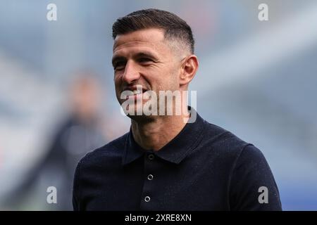 John Mousinho manager de Portsmouth plein de sourires alors qu'il arrive lors du match du Sky Bet Championship Leeds United vs Portsmouth à Elland Road, Leeds, Royaume-Uni, 10 août 2024 (photo par Mark Cosgrove/News images) Banque D'Images