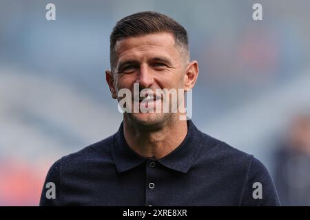 John Mousinho manager de Portsmouth plein de sourires alors qu'il arrive lors du match du Sky Bet Championship Leeds United vs Portsmouth à Elland Road, Leeds, Royaume-Uni, 10 août 2024 (photo par Mark Cosgrove/News images) Banque D'Images