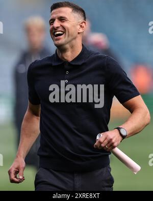 John Mousinho manager de Portsmouth plein de sourires alors qu'il arrive lors du match du Sky Bet Championship Leeds United vs Portsmouth à Elland Road, Leeds, Royaume-Uni, 10 août 2024 (photo par Mark Cosgrove/News images) Banque D'Images